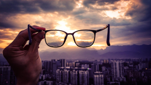 main tenant des lunettes révélant un paysage urbain net — récupération performance entreprise