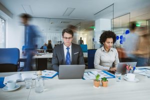 Deux cadres commerciaux fatigués au bureau illustrant les limites de la prévention santé entreprise
